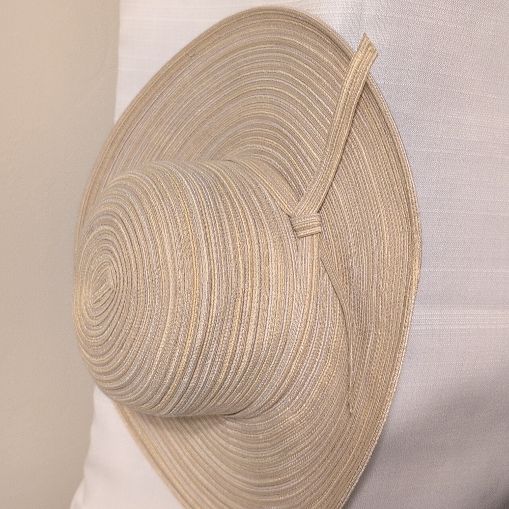 Elegant Cream Sun Hat - Picture 2 of 3
